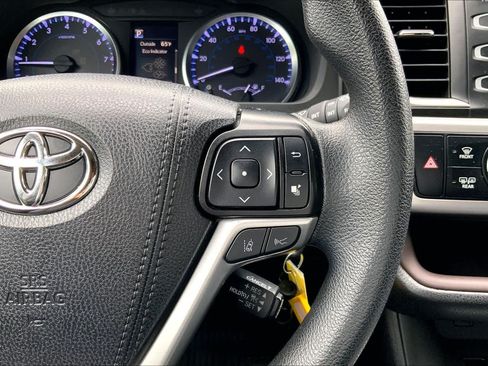 Used 2019 Toyota Highlander LE AWD/4WD image 25