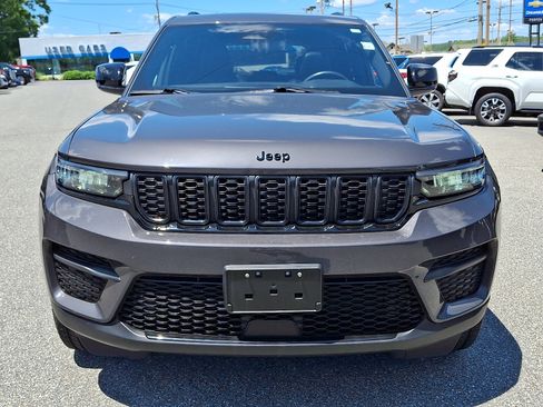 Used 2023 Jeep Grand Cherokee Altitude AWD/4WD image 2
