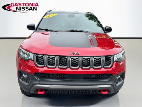 Used 2025 Jeep Compass Trailhawk AWD/4WD image 2