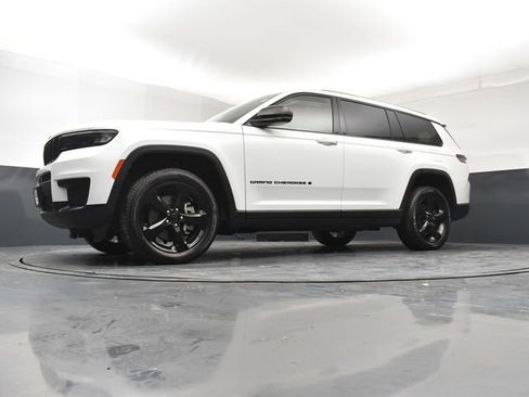 Used 2023 Jeep Grand Cherokee L Laredo AWD/4WD image 21