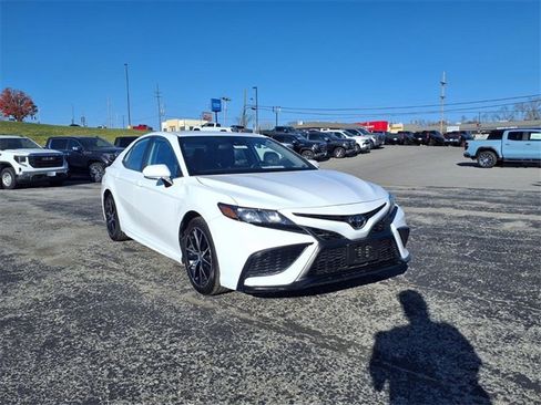Used 2023 Toyota Camry SE image 2