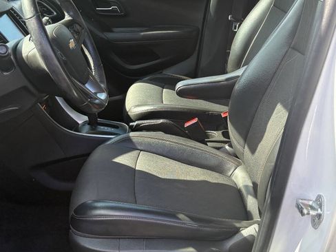 Used 2017 Chevrolet Trax LT w/ LT Convenience Package AWD/4WD image 22