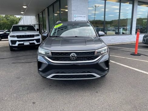 Used 2023 Volkswagen Taos SE w/ Panoramic Sunroof Package FWD image 2