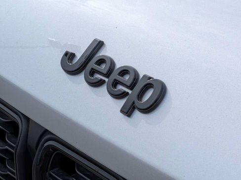 Used 2024 Jeep Grand Cherokee Altitude AWD/4WD image 11