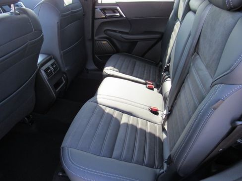 New 2025 Mitsubishi Outlander SE image 9