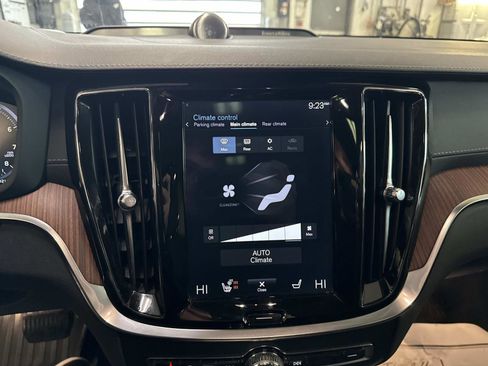 Used 2020 Volvo V60 T5 Cross Country image 26