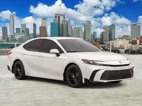 Used 2025 Toyota Camry SE FWD image 3