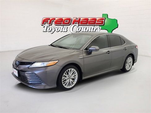 Used 2020 Toyota Camry XLE image 1