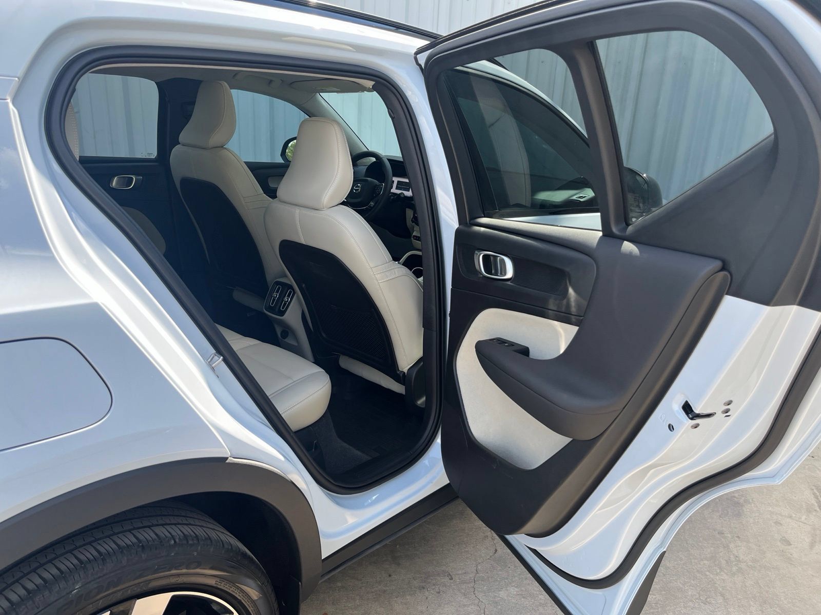 Used 2024 Volvo XC40 B5 Plus w/ Protection Package Premier AWD/4WD image 14