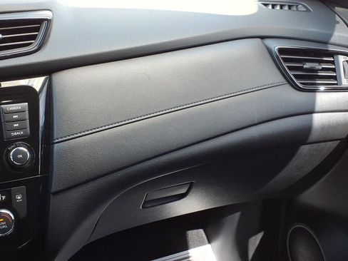 Used 2020 Nissan Rogue SV image 23