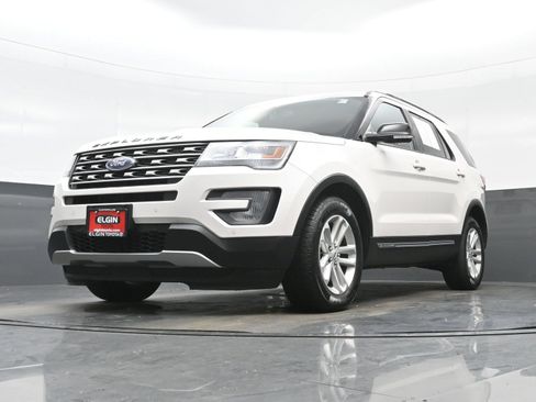 Used 2017 Ford Explorer XLT w/ Equipment Group 202A FWD image 30