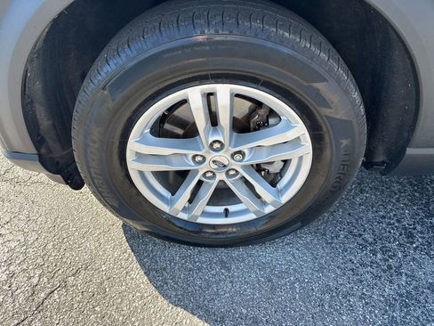 Used 2023 Ford Explorer XLT w/ Equipment Group 202A AWD/4WD image 8