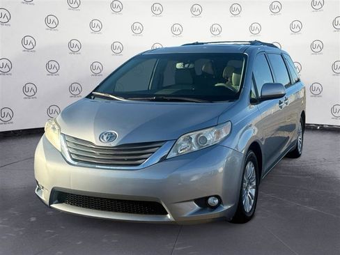 Used 2013 Toyota Sienna Limited image 1