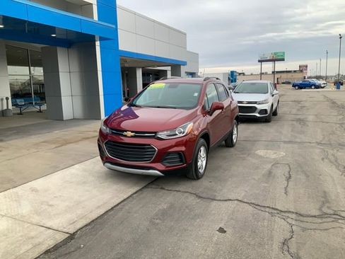 Used 2022 Chevrolet Trax LT w/ LT Convenience Package image 2