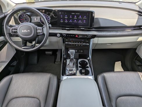Used 2024 Kia Carnival EX FWD image 13