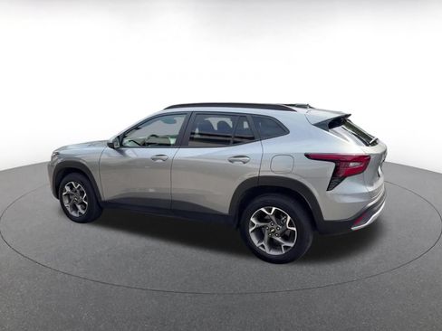 Used 2025 Chevrolet Trax LT FWD image 9