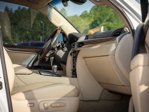 Used 2020 Lexus LX 570 4WD w/ Luxury Package image 17