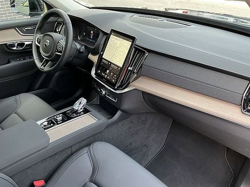 Used 2025 Volvo XC90 B5 Core image 21