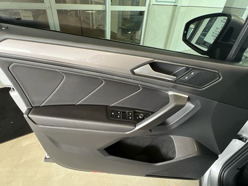 Used 2023 Volkswagen Tiguan SE w/ Panoramic Sunroof Package AWD/4WD image 11