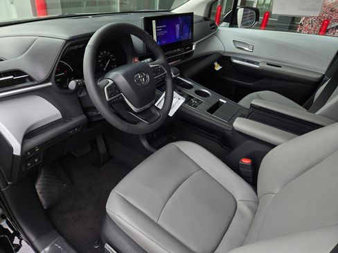 Certified 2026 Toyota Sienna XLE image 8