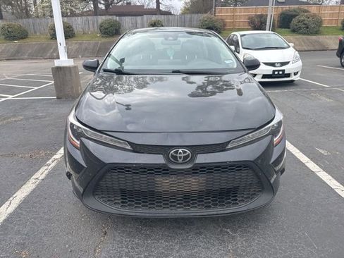 Used 2020 Toyota Corolla LE image 2
