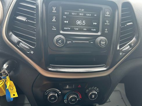 Used 2014 Jeep Cherokee Sport image 22