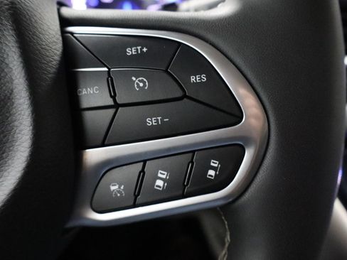 Used 2024 Chrysler Pacifica Touring-L FWD image 16
