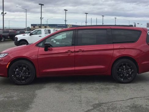 New 2026 Chrysler Pacifica Limited w/ S Appearance Package AWD/4WD image 5