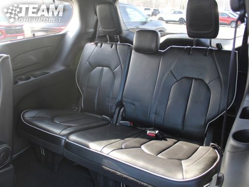 Used 2025 Chrysler Pacifica Limited image 24