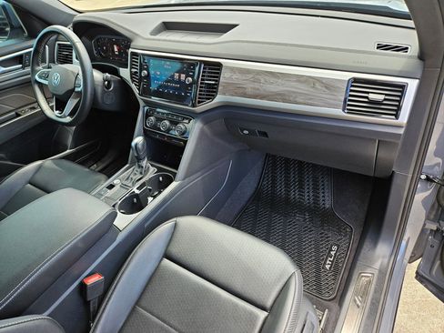 Used 2022 Volkswagen Atlas Cross Sport SE FWD image 33