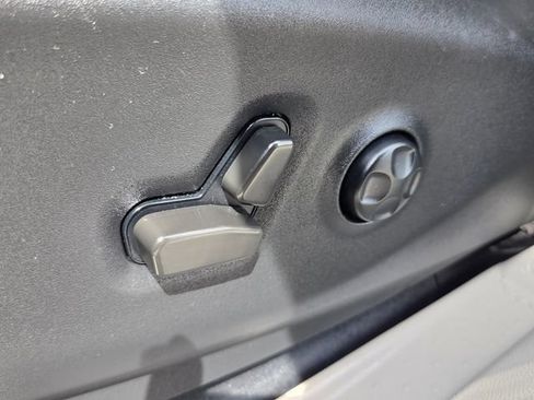 Used 2022 Chrysler Voyager LX FWD image 19