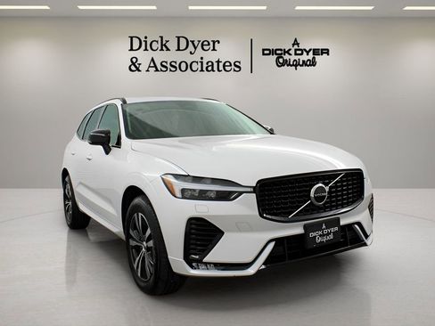 Certified 2025 Volvo XC60 B5 Core image 16