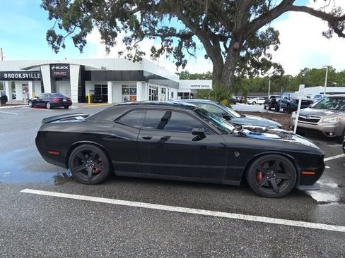 Used 2017 Dodge Challenger SRT Hellcat RWD image 4