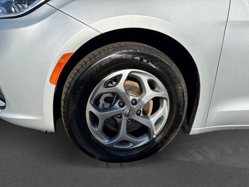 Used 2024 Chrysler Pacifica Limited FWD image 12