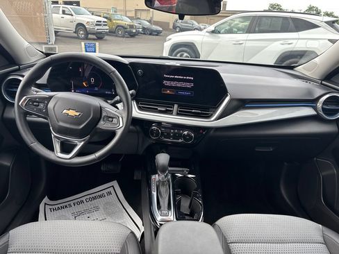 Used 2024 Chevrolet Trax LT w/ Sunroof Package FWD image 17