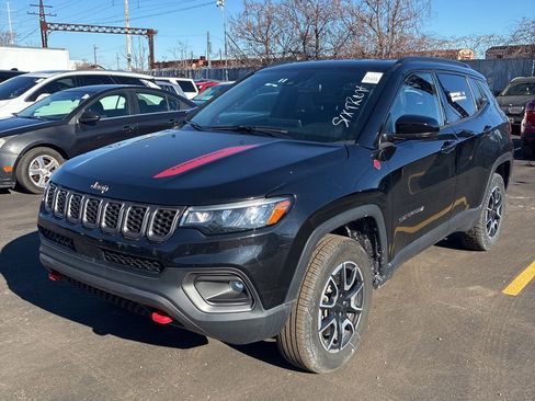Used 2024 Jeep Compass Trailhawk image 2