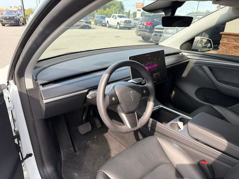 Used 2025 Tesla Model Y Long Range RWD image 3