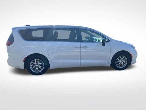 Used 2024 Chrysler Pacifica Touring-L image 7