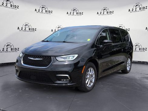 Used 2023 Chrysler Pacifica Touring-L FWD image 3