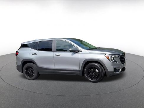 Used 2024 GMC Terrain SLE FWD image 2