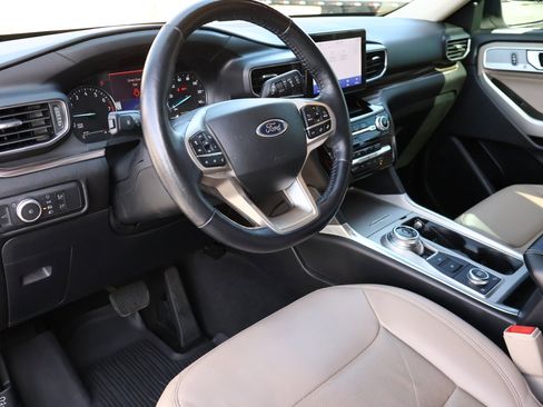 Used 2022 Ford Explorer Limited w/ Equipment Group 301A image 3