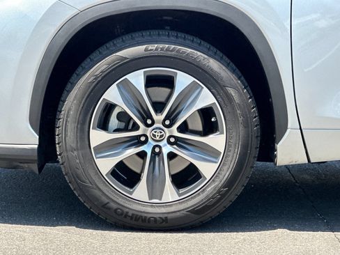 Used 2024 Toyota Highlander XLE FWD image 25