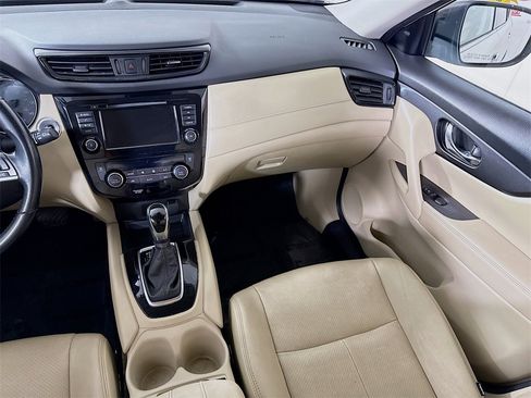 Used 2020 Nissan Rogue SV image 25