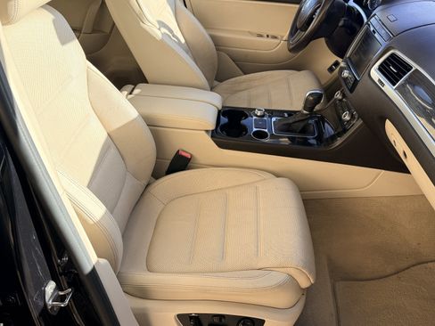 Used 2016 Volkswagen Touareg Executive image 24