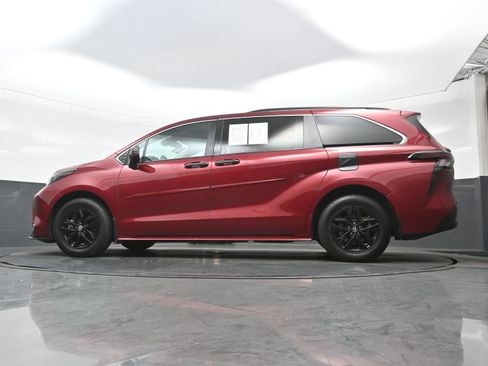 Used 2023 Toyota Sienna XLE FWD image 31