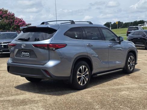 Used 2021 Toyota Highlander XLE FWD image 7