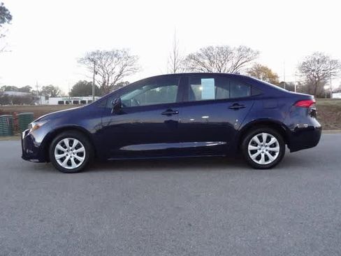 Used 2025 Toyota Corolla LE image 2