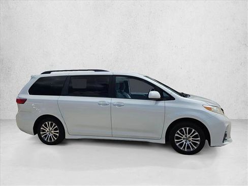 Used 2018 Toyota Sienna XLE FWD image 4