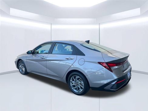 Used 2024 Hyundai Elantra SEL FWD image 3
