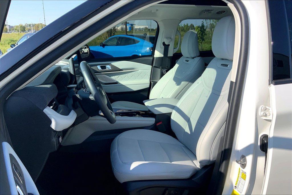 Used 2025 Ford Explorer Platinum w/ Ultimate Package AWD/4WD image 9